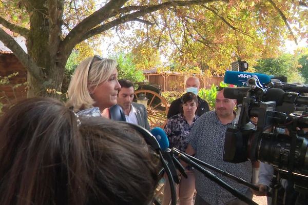 Marine le Pen, présidente du Rassemblement national, s'est rendue au Ranch de l'espoir dans l’Yonne, lundi 21 septembre 2020, pour apporter son soutien au refuge animalier où trois équidés ont été mutilés au mois d'août.