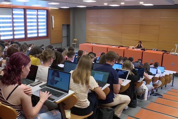 Les étudiants de l'Université de Bordeaux réunis dans un amphithéâtre.