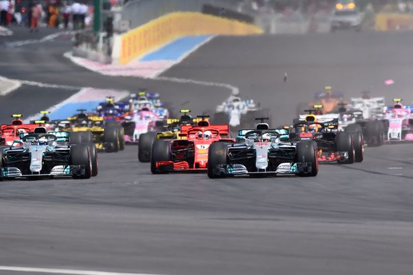 Les vingt pilotes sur la ligne de départ du circuit du Castellet avant l'hécatombe du premier tour de piste