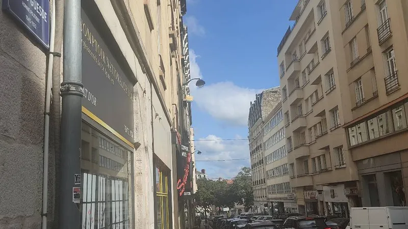 Rue Jules Guesde aujourd'hui : aucune trace de la boucherie où travaillait Charles Mangel, père de Marcel Mangel.