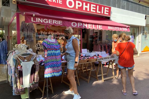 Braderie d'été dans les rues d'Antibes