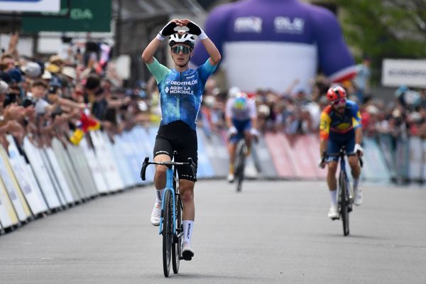 Paul Lapeira est sacré champion de France au terme de la course en ligne, ce dimanche 23 juin 2024. À Saint-Martin-de-Landelles, le Normand a réglé le sprint de l’échappée pour décrocher son premier maillot bleu-blanc-rouge à domicile.