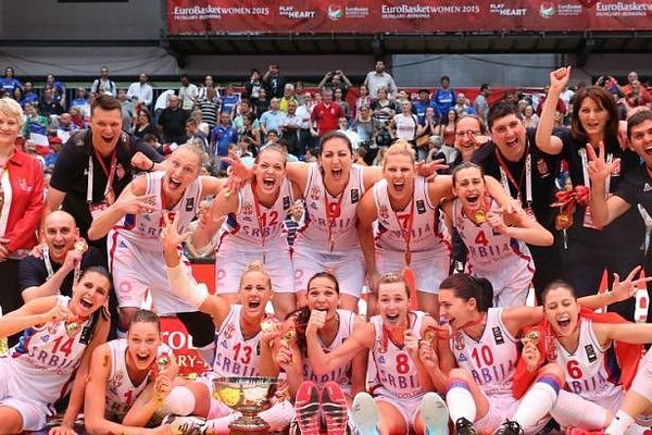 La joie des basketteuses françaises enfin vainqueurs de la Serbie à Prague.