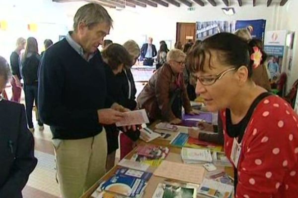 Un aidant est une personne non professionnelle qui vient en aide à une personne dépendante de son entourage pour les activités de la vie quotidienne. 