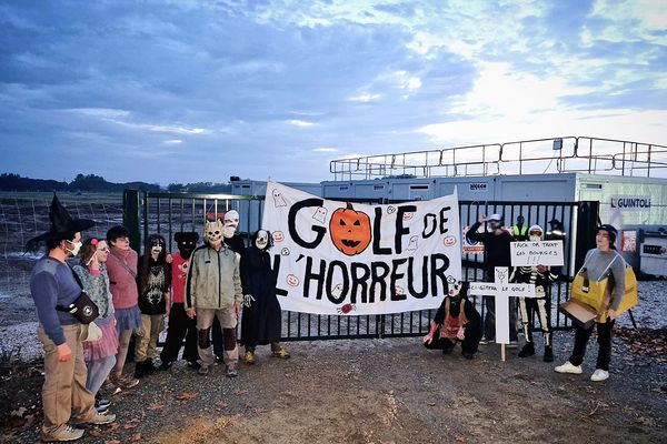 des militants de mouvements écologistes et des sympathisants se sont réunis à Villeneuve-de-la-Raho dans les Pyrénées-Orientales  pour fêter Halloween au "golf de l'horreur", un prétexte pour alerter sur la poursuite de ce projet et de discuter des futures actions à venir.