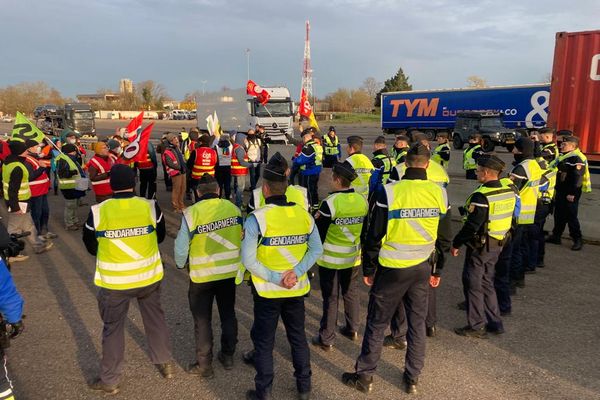 La rencontre entre les manifestants et les gendarmes, au péage de Schwindratzheim, n'était pas prévue ce 21 mars au matin, mais elle a empêché le blocage de la circulation.