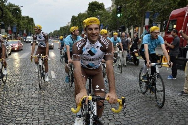 Jean-Christophe Péraud, qui est arrivé 2e du Tour de France 2014, est ingénieur chez Areva et licencié au club Creusot Cyclisme, en Saône-et-Loire.