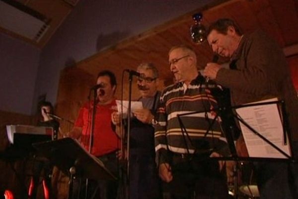 Une vingtaine de chanteurs amateurs sont montés sur scène. Leur ordre de passage était tiré au sort.