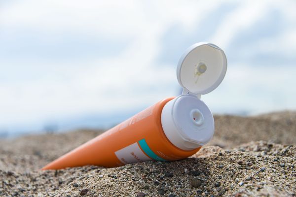 De la crème solaire est en accès libre tout l'été sur la plage de Ouistreham-Riva Bella, dans le Calvados.