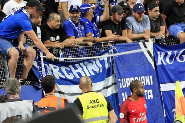 Le joueur brésilien du PSG Lucas Moura accuse un supporter bastiais de de l'avoir blessé à la tête, lors d'un match PSG-Bastia, à l'occasion de la première journée du championnat de Ligue 1, le 12 août 2016.