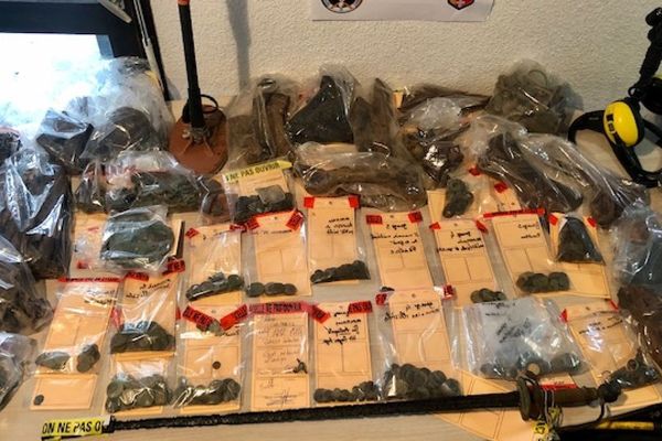 Une partie des objets pillés au lac d'Aiguebelette stockés par la gendarmerie du Pont de Beauvoisin après la perquisition.