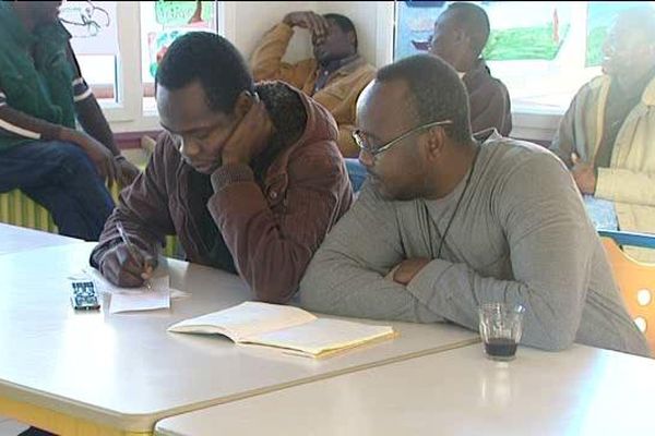 Les réfugiés accueillis dans le centre de vacances de Pierrefitte-ès-Bois suivent des cours de français donnés par des bénévoles. 