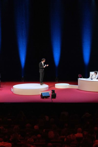 Sous les feux de la rampe, les candidats vont se disputer le titre de meilleur orateur.