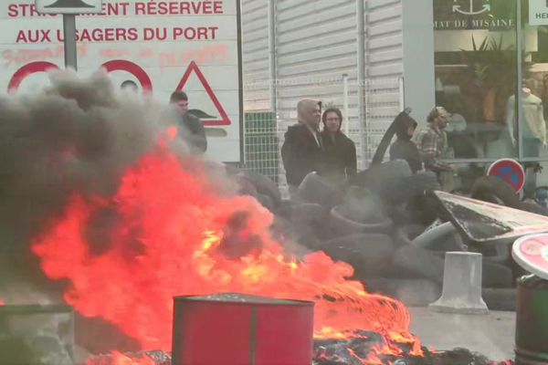 Aux Sables d'Olonne, les marins pêcheurs font entendre leur colère par rapport à la hausse du carburant.