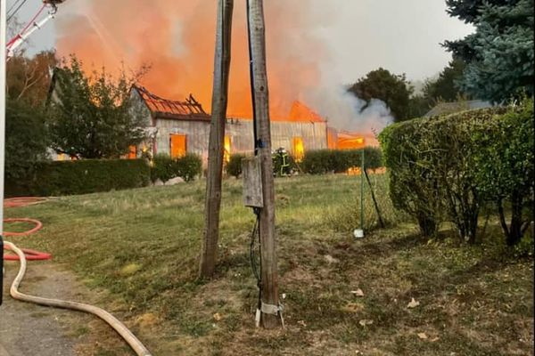 L'atelier de 300 mètres carrés a pris feu ce dimanche 5 septembre vers 6H du matin. 