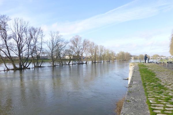 Un homme pêche en bord de Loire à Orléans