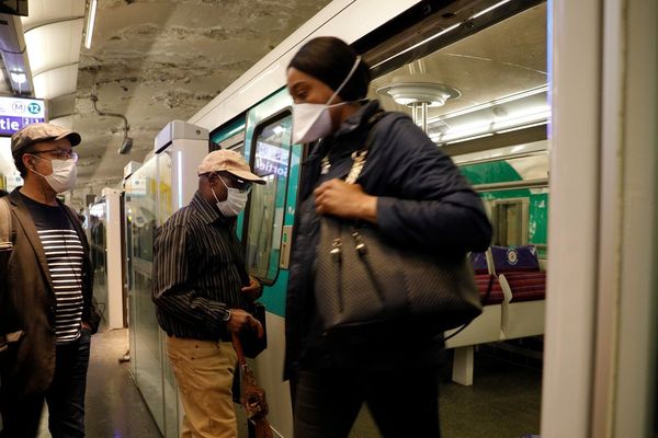 Le port du masque est obligatoire dans le métro et dans les trains