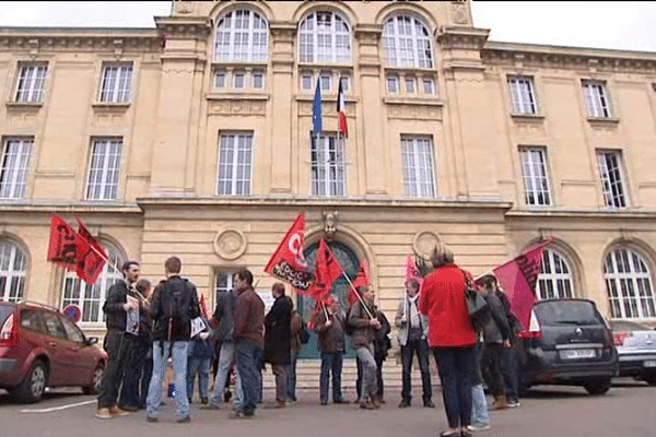 Le collectif Citoyen handicap soutenu par les syndicats CGT et SUD, a manifesté devant le rectorat de Caen ce mercredi 2 avril.