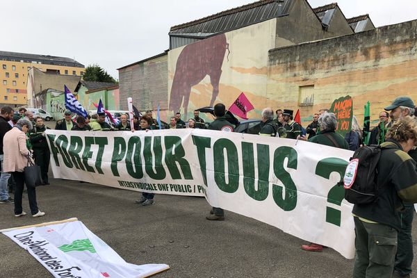 Au Mans les agents de l'Office National des forêts sont en grève