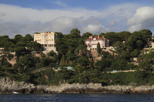 La villa, à gauche sur cette photo, se situe à quelques mètres à peine de la Méditerranée. Elle est estimée à environ 120 millions d'euros.