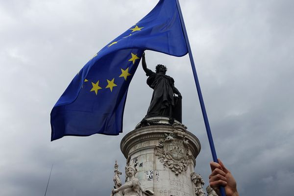 Photo prise lors d'une manifestation de solidarité envers les migrants, Place de la République, à Paris le 5 septembre 2015.