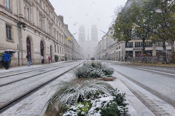 La cathédrale d'Orléans et la rue Jeanne-d'Arc sous la neige, jeudi 21 novembre 2024.