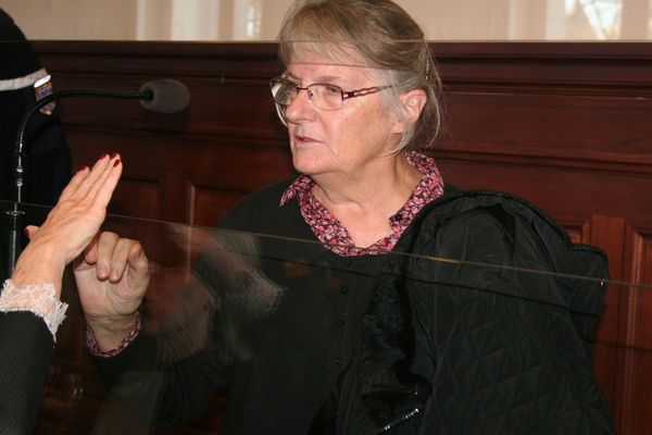 Jacqueline Sauvage, dans le box de la cour d'assises de Blois, le 03 décembre 2015.