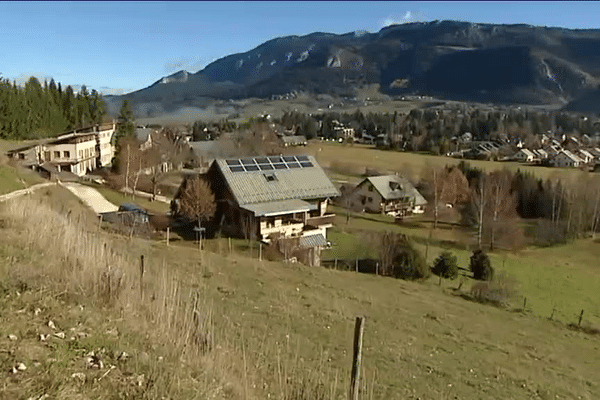 Plusieurs riverains de Lans-en-Vercors dénoncent l'installation d'une nouvelle antenne Wi-Fi sur leur commune.