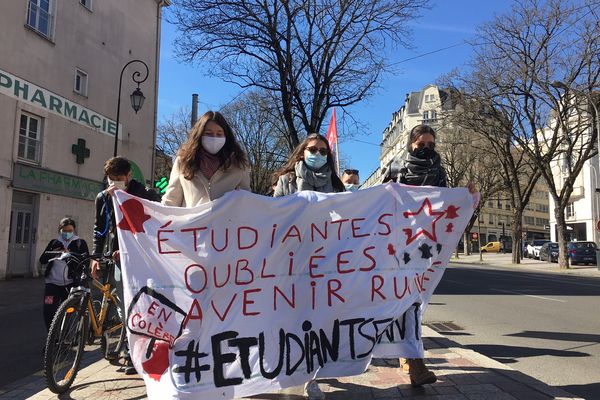 Une quinzaine de lycéens et d'étudiants ont dénoncé leur précarité dans les rues de Limoges