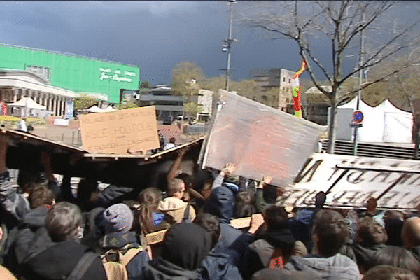 Manifestation en marge du comité interministériel à Vaulx-en-Velin ... 13/4/16