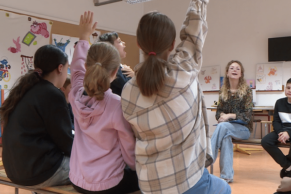 À l'école Jacques Prévert de Plaisance-du-Touch (Haute-Garonne), les élèves de CM2 aprennent à comprendre leurs émotions grâce à des cours d'empathie sous forme de jeux de rôles.