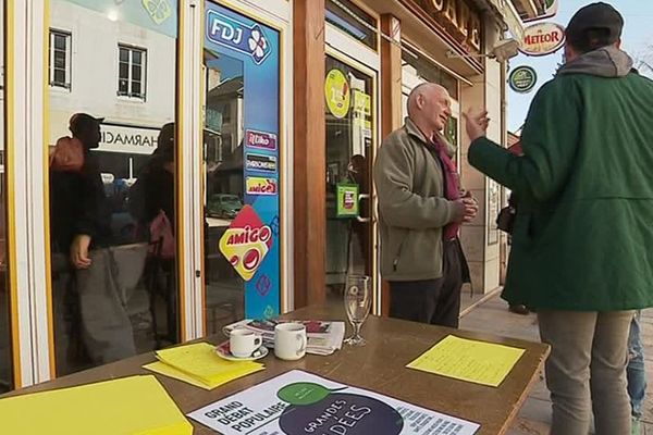 À Lormes, le grand débat se veut populaire et il vient à la rencontre des habitants devant les cafés.