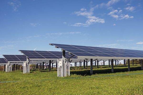 Des panneaux photovoltaïques sur un terrain agricole de Haute-Savoie. (Image d'illustration)