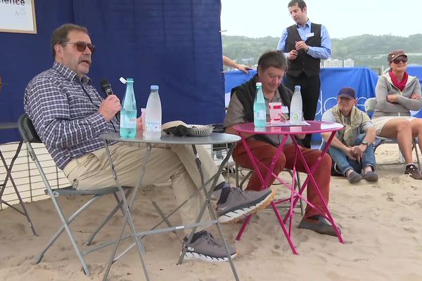 Conférence décontractée sur la plage d'Hendaye à la fête de la science, Alain Aspect explique tout l'objectif de la recherche fondamentale