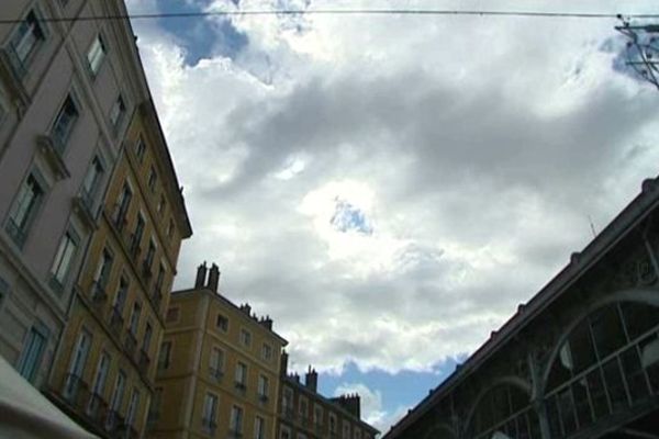 Le ciel au-dessus des Halles Sainte-Claire de Grenoble, noir.;comme partout