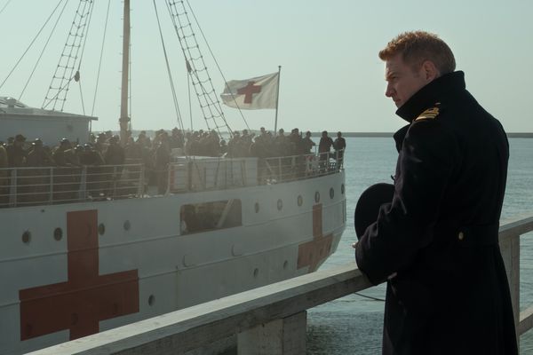 Kenneth Branagh organisant le rembarquement des troupes dans "Dunkerque" de Christopher Nolan