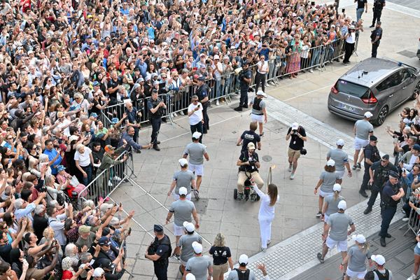 Ferveur populaire pour le passage de la flamme olympique à Montpellier.