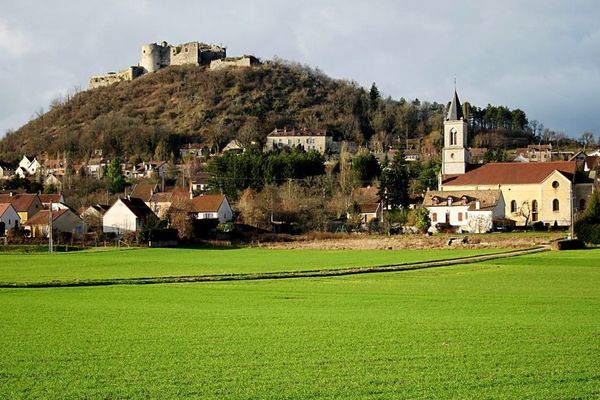 Le village de Mâlain, en Côte-d'Or, est situé à une vingtaine de kilomètres de Dijon. 