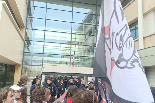 Mardi 11 avril 2023, le syndicat étudiant SCUM a manifesté devant le commissariat de police de Montpellier contre l'interpellation de trois militants lors d'une action contre la réforme des retraites.