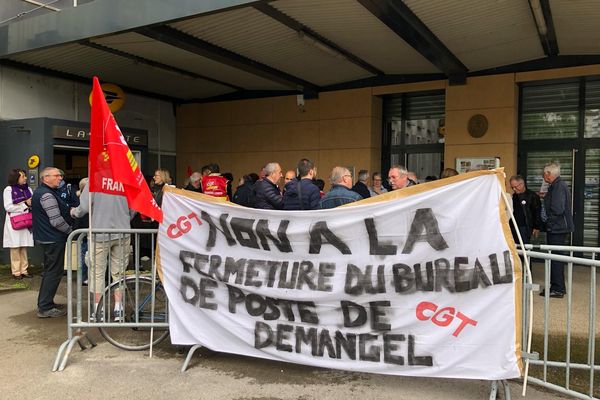 IUne cinquantaine de personnes s'est rassemblée devant le bureau de poste Demangel à l'appel de la CGT.