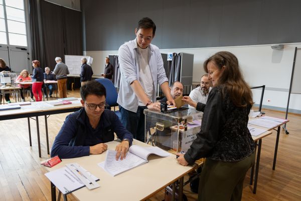 Des électeurs votent pour les élections européennes, dans le bureau de vote des Salons de Blossac à Poitiers, le 9 juin 2024.