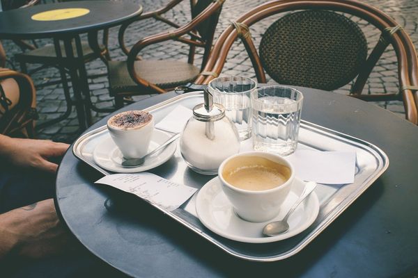 En terrasse sans parapluie mais avec la petite laine 