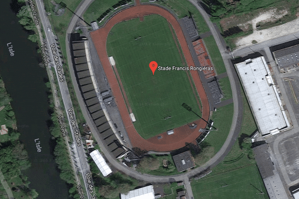 Le Stade Francis Rongiéras, en bordure de l'Isle, à Périgueux. 