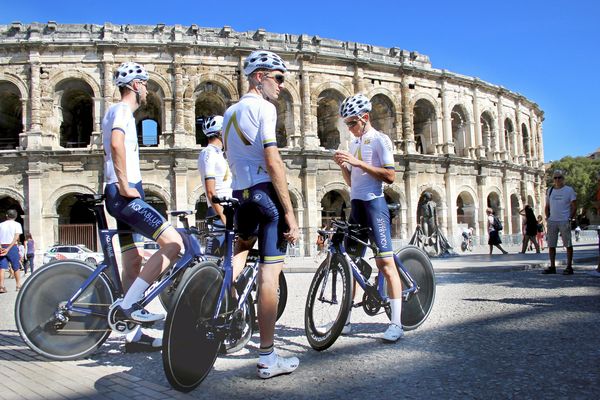 Nîmes - des coureurs de la Vuelta 2017 au pied des arènes - 18 août 2017.