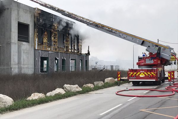 22 pompiers et cinq camions étaient mobilisés.