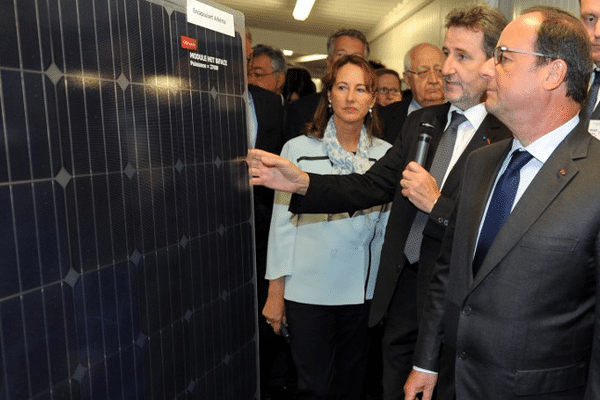 François Hollande le 20 août 2015 en visite à l'Institut national de l'énergie solaire au Bourget-du-Lac (Savoie) 