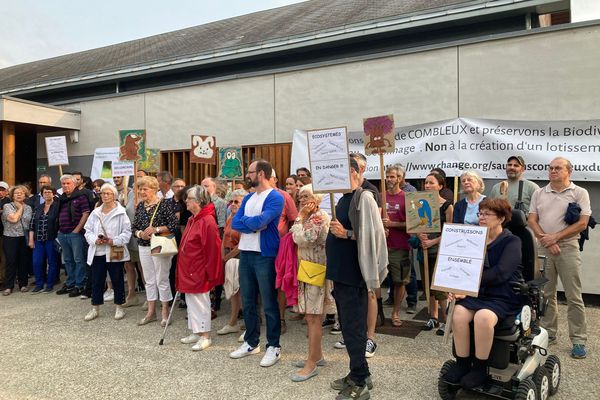 L'Association de défense du site de Combleux venu manifester devant le conseil municipal du 29 juin 2023