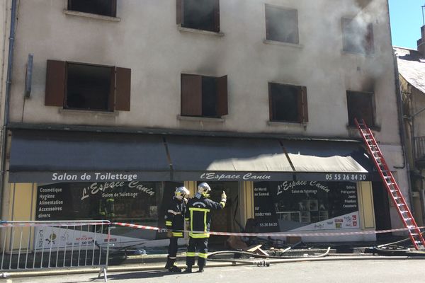 Un pompier et un habitant ont été légèrement blessés.