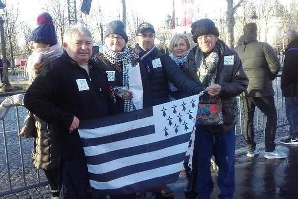 Yves Le Zallic avec des membre du fan-club de Johnny Halliday, le JH 56, sur les Champs Élysées ce samedi 9 décembre