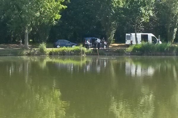 Les enquêteurs de la gendarmerie sont à l'étang de Saint-Martin-de-Sanzay dans le nord Deux-Sèvres avec deux plongeurs depuis 14 heures ce lundi.